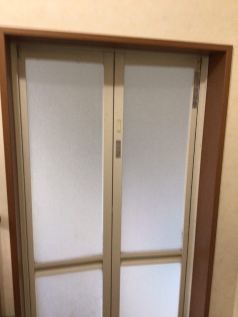 福岡トーヨー 大牟田店の浴室中折れドア　取替えの施工前の写真1