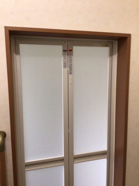 福岡トーヨー 大牟田店の浴室中折れドア　取替えの施工後の写真1