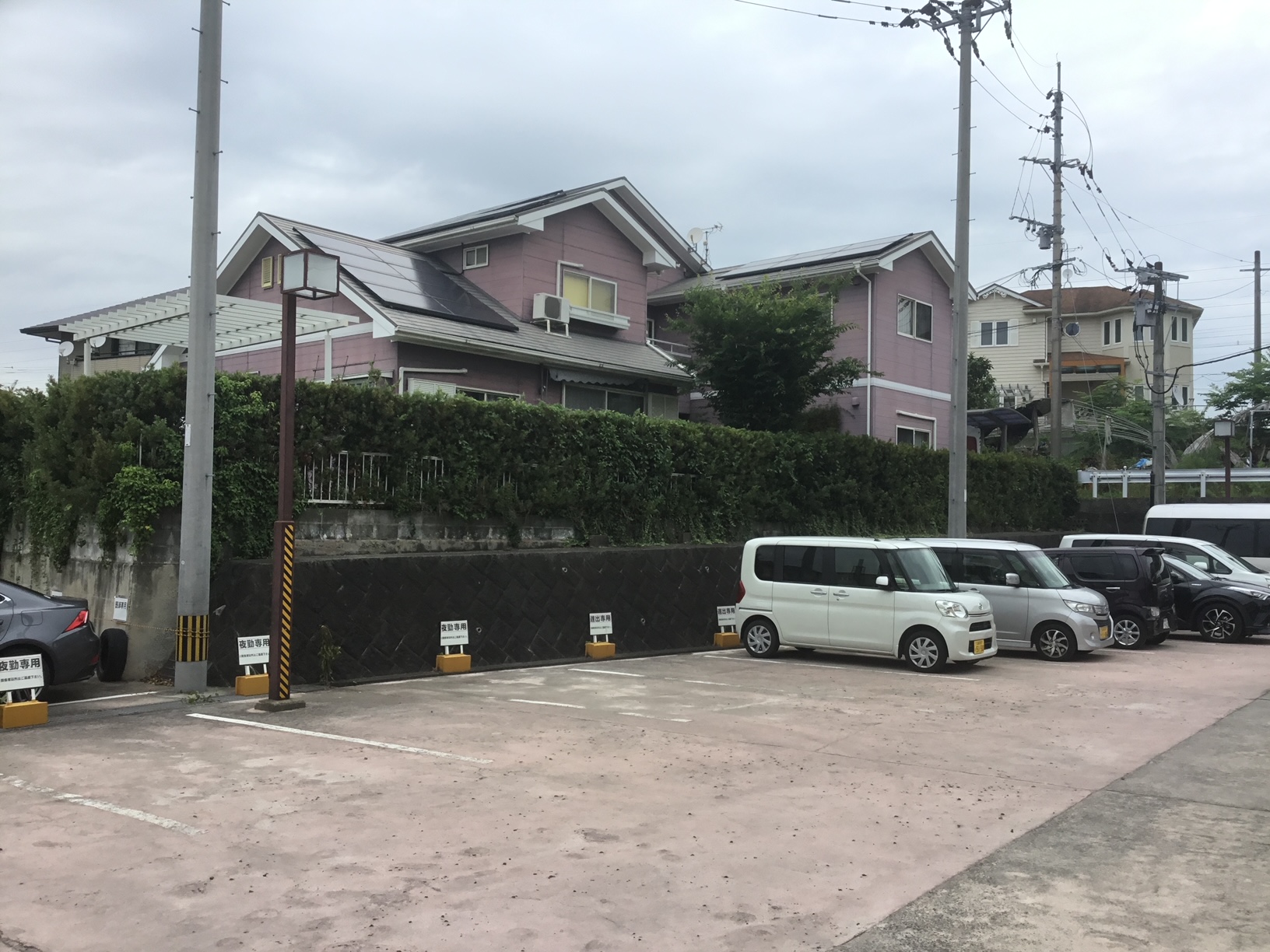 さくらエステート 大牟田店の目隠しフェンスと花粉症対策の施工前の写真1