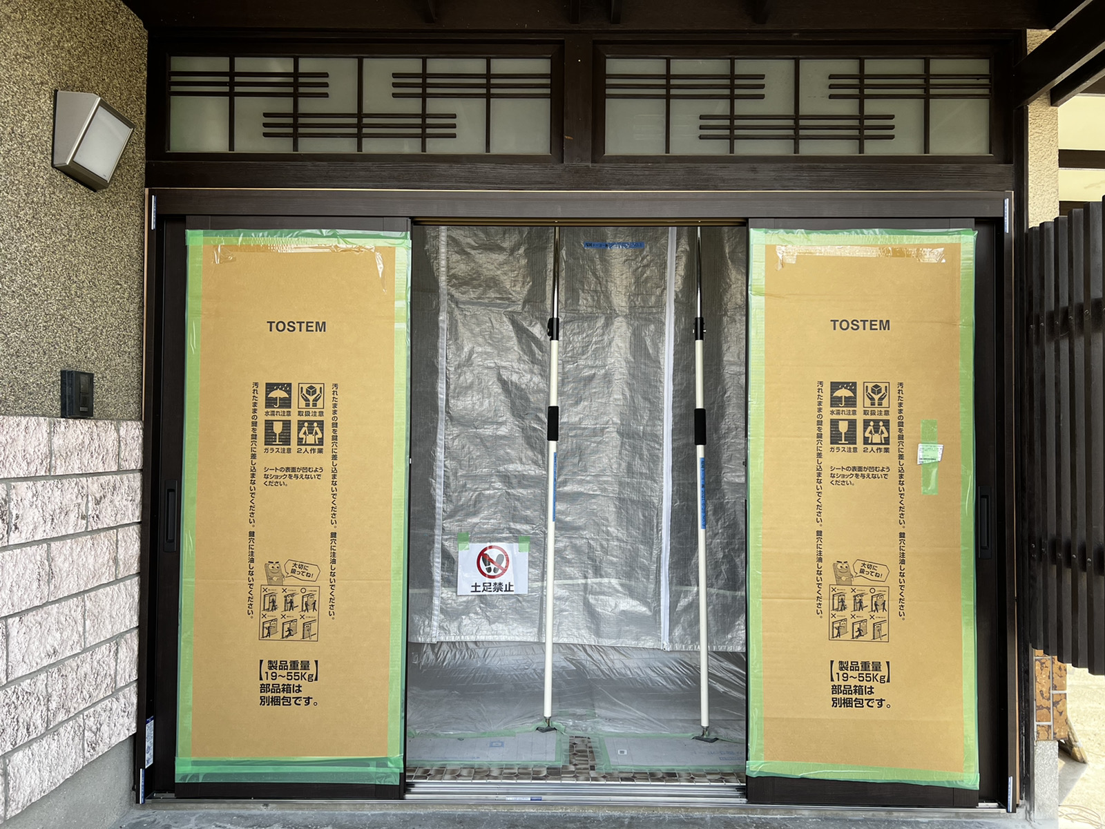 福岡トーヨー 大牟田店の木製玄関引戸取替🚪木製の素敵な雰囲気を残しつつリフォーム✨の施工前の写真2