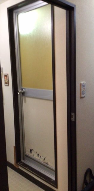 さくらエステート 大牟田店の内窓インプラス　・　浴室中折れドアの施工前の写真3