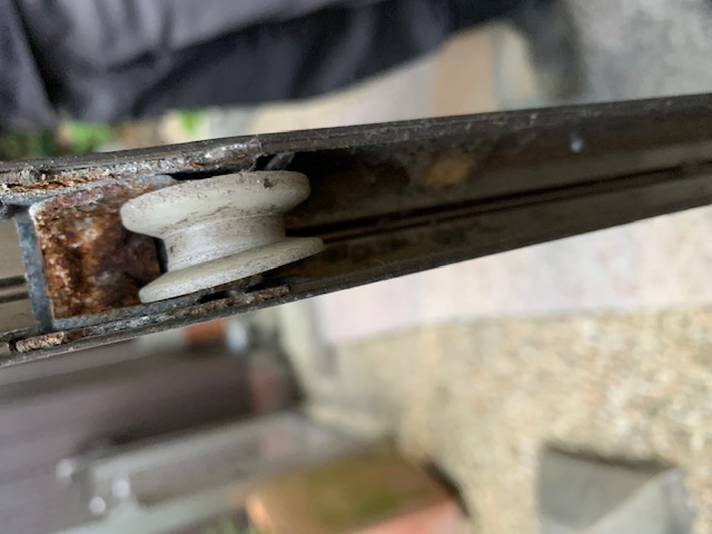 さくらエステート 大牟田店の古くなった雨戸をパッと取替の施工事例写真