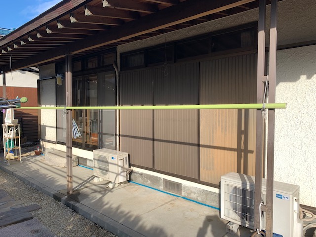 福岡トーヨー 大牟田店の古くなった雨戸をパッと取替の施工前の写真3