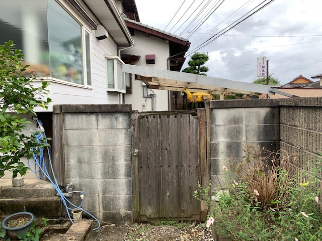 福岡トーヨー 大牟田店のカーポート兼テラス屋根の施工前の写真1