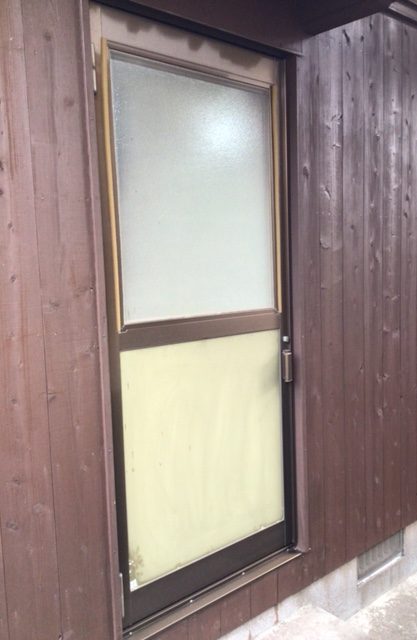 福岡トーヨー 大牟田店の勝手口ドア　取り換えの施工前の写真1