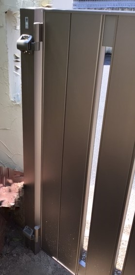 福岡トーヨー 大牟田店の門扉を新しくの施工後の写真1