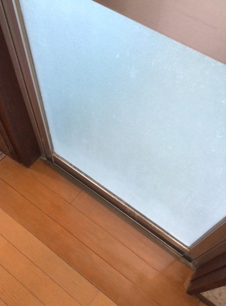 さくらエステート 大牟田店の浴室出入口ドアの施工前の写真3