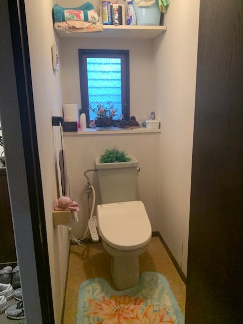 福岡トーヨー 大牟田店のマンション　トイレと洗面化粧台と壁紙の施工前の写真1