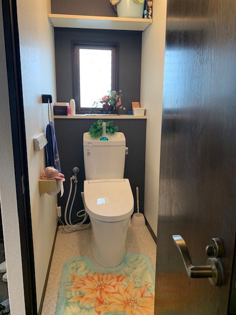 福岡トーヨー 大牟田店のマンション　トイレと洗面化粧台と壁紙の施工後の写真3