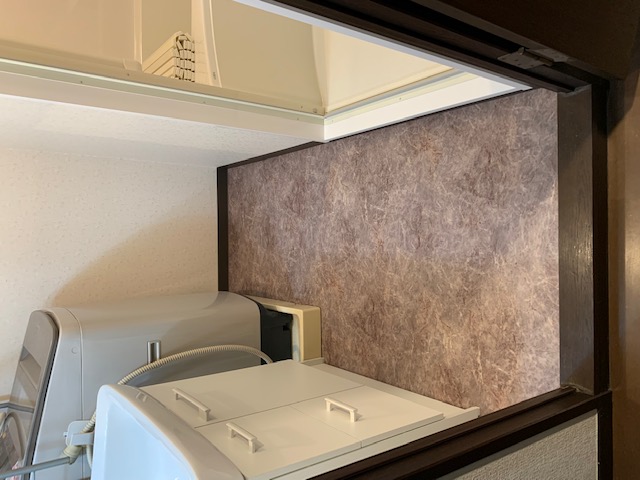 福岡トーヨー 大牟田店のマンション　トイレと洗面化粧台と壁紙の施工後の写真2