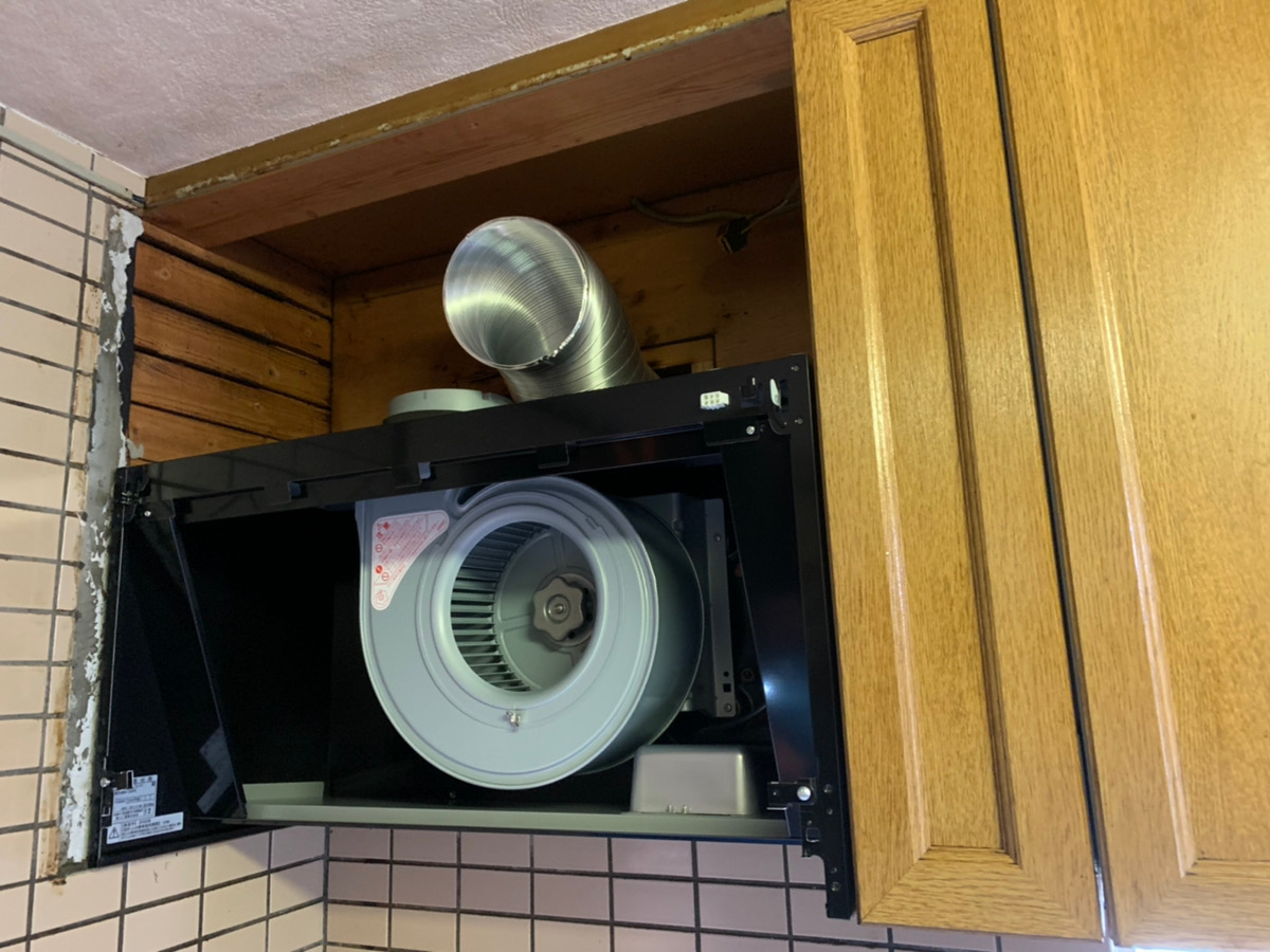福岡トーヨー 大牟田店の台所の換気扇　　　　　　　　　　　　🐦とり🐸かえの施工事例写真