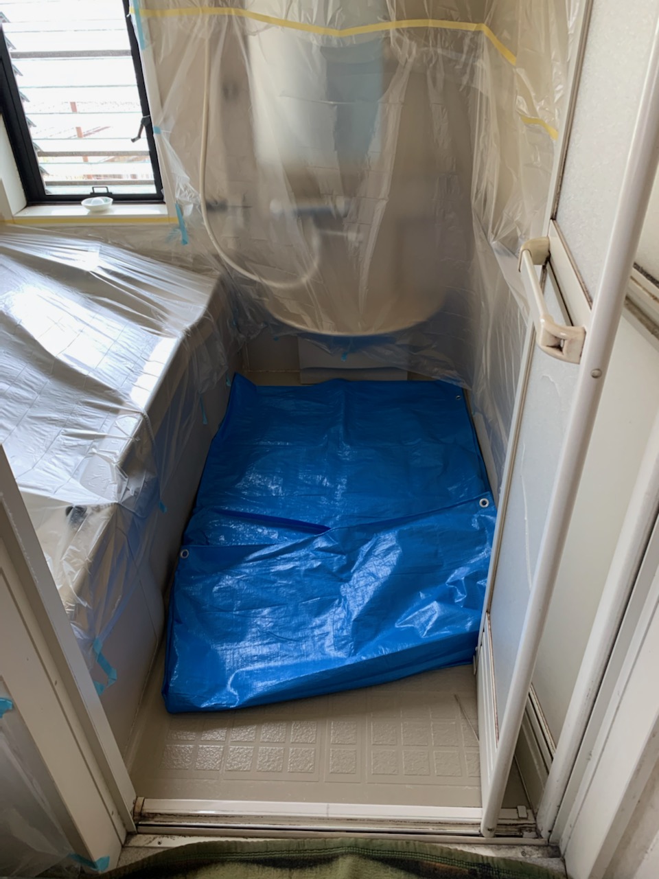 福岡トーヨー 大牟田店の浴室中折れ戸🐤（とり）🐸（かえる）の施工前の写真1