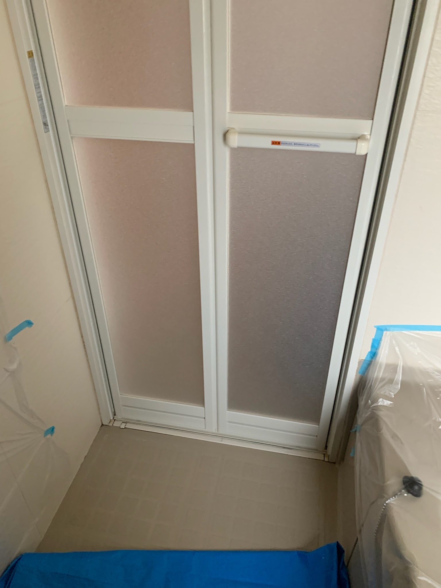福岡トーヨー 大牟田店の浴室中折れ戸🐤（とり）🐸（かえる）の施工後の写真2