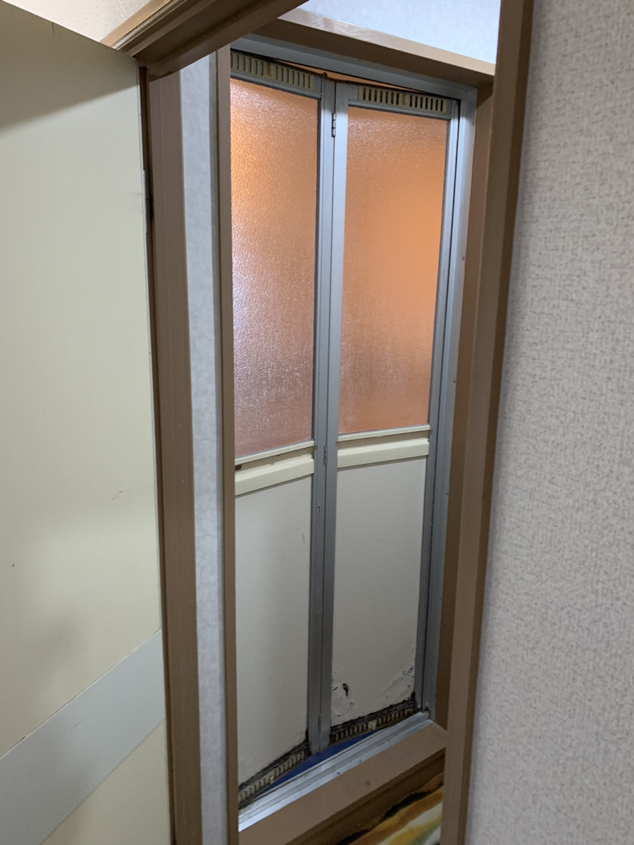 さくらエステート 大牟田店の浴室中折れドア取替の施工前の写真1