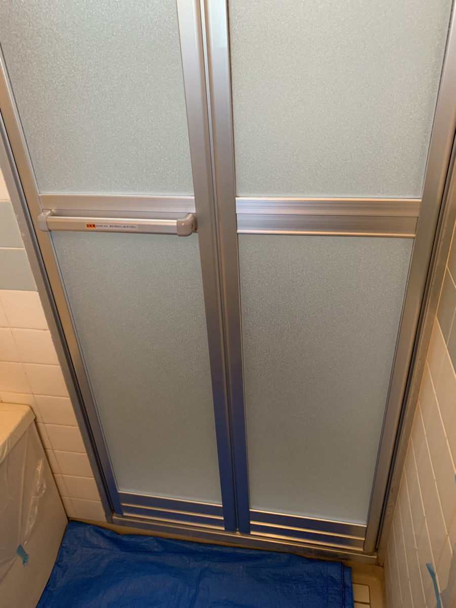 さくらエステート 大牟田店の浴室中折れドア取替の施工後の写真3