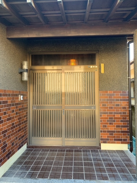 さくらエステート 大牟田店の玄関ドア取替の施工前の写真1