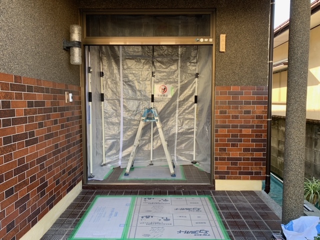 さくらエステート 大牟田店の玄関ドア取替の施工前の写真2