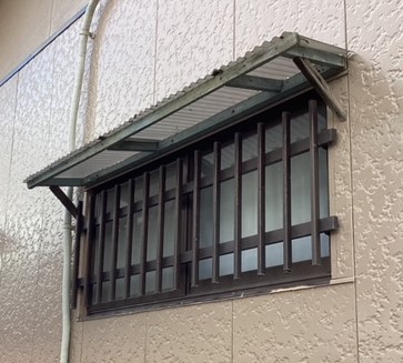 さくらエステート 大牟田店の窓の竪格子と波板を取替え・玄関引戸からドアに !!の施工前の写真1