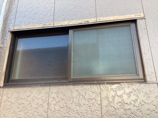 さくらエステート 大牟田店の窓の竪格子と波板を取替え・玄関引戸からドアに !!の施工前の写真2