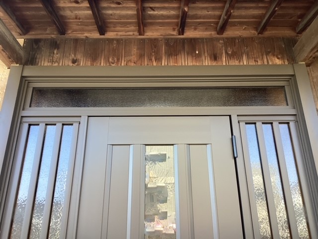 さくらエステート 大牟田店の窓の竪格子と波板を取替え・玄関引戸からドアに !!の施工後の写真2