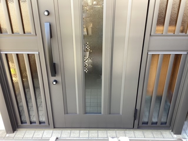 さくらエステート 大牟田店の窓の竪格子と波板を取替え・玄関引戸からドアに !!の施工後の写真3