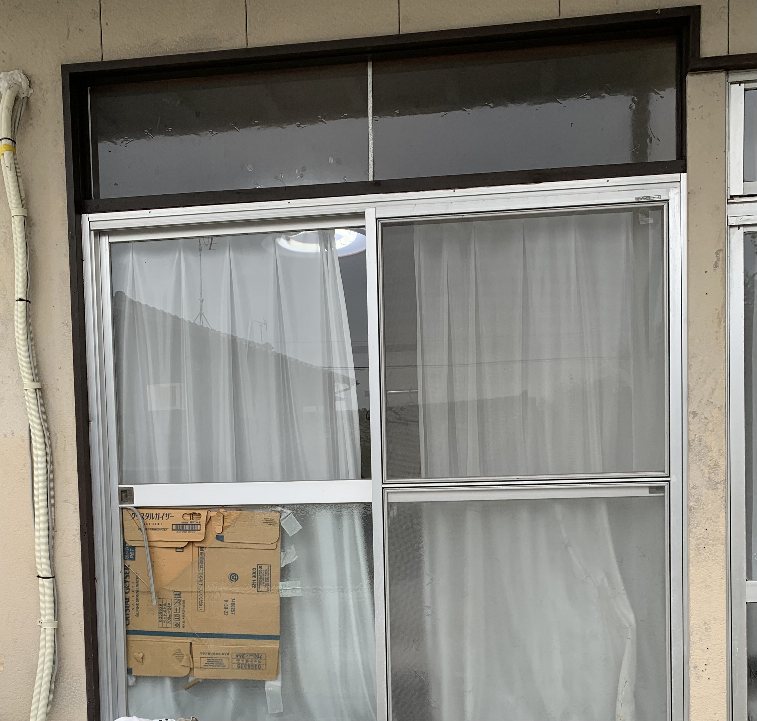 さくらエステート 大牟田店のガラス割れ替えの施工前の写真2