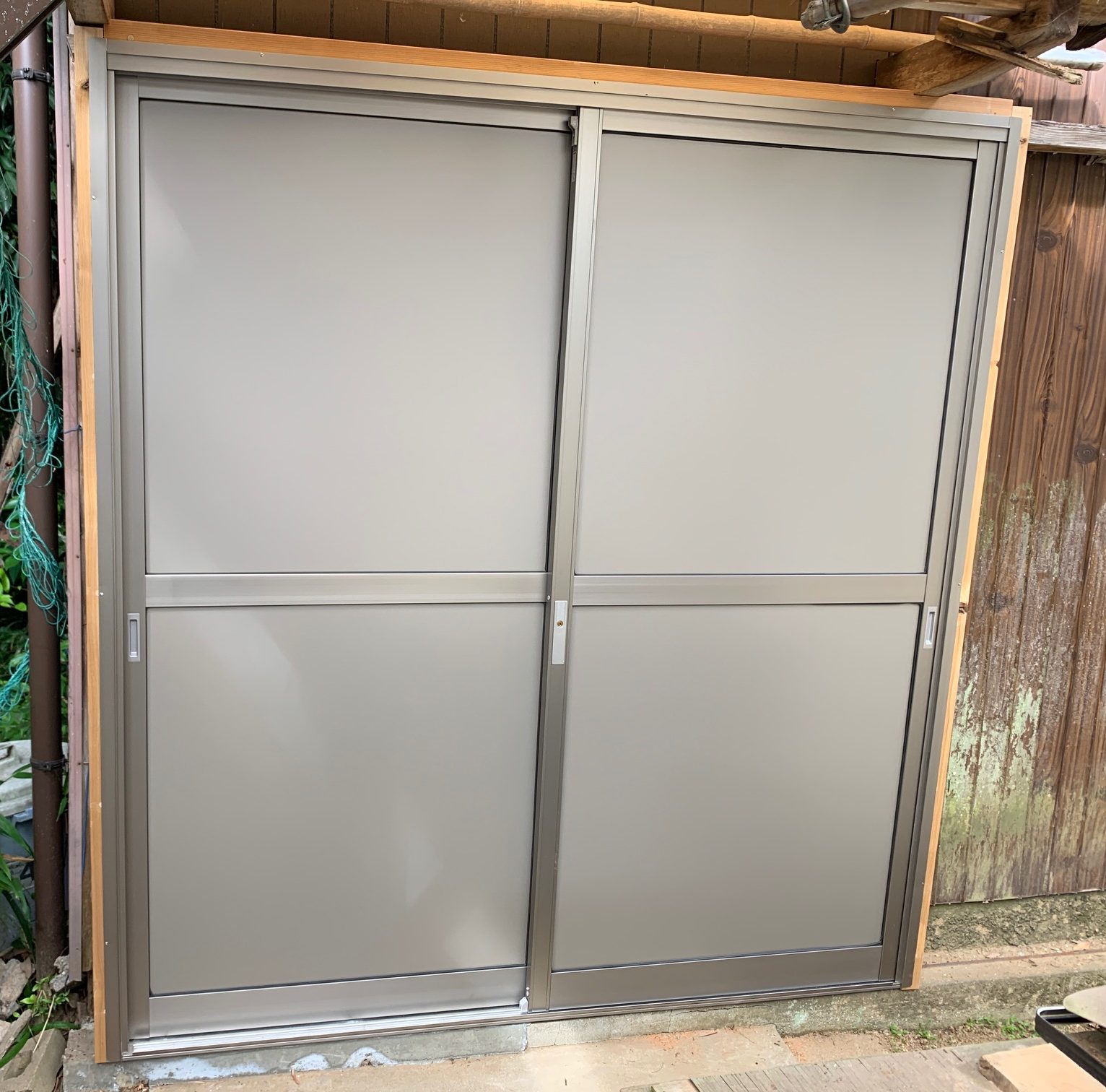 さくらエステート 大牟田店の古くなった木製引戸からサッシへの施工後の写真1