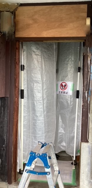 さくらエステート 大牟田店の勝手口が新しくなりました。の施工前の写真2