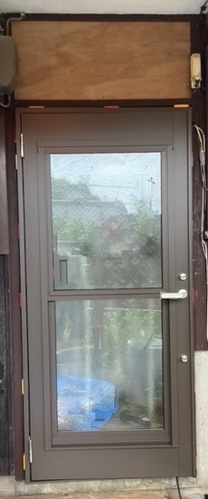 さくらエステート 大牟田店の勝手口が新しくなりました。の施工後の写真2