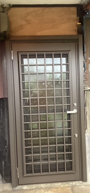 さくらエステート 大牟田店の勝手口が新しくなりました。の施工後の写真1