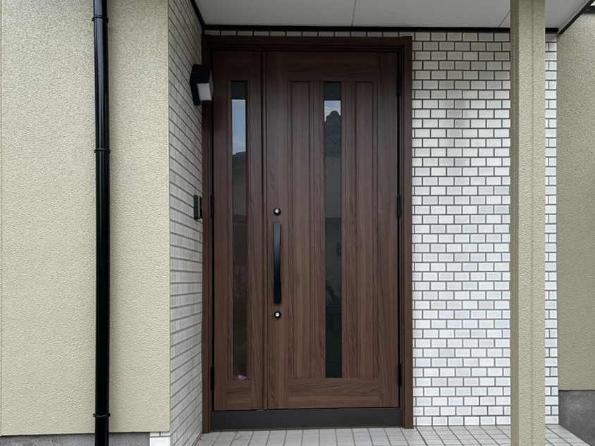 さくらエステート 大牟田店の人気商品！たった1日で玄関取替リシェント「工事品質ってどうなの？？」の施工前の写真2