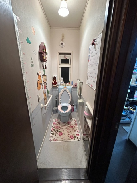 さくらエステート 大牟田店の浴室ブラインド＆素敵なトイレリフォーム　（お客様のセンスが光る内装クロス仕上げ）の施工前の写真1