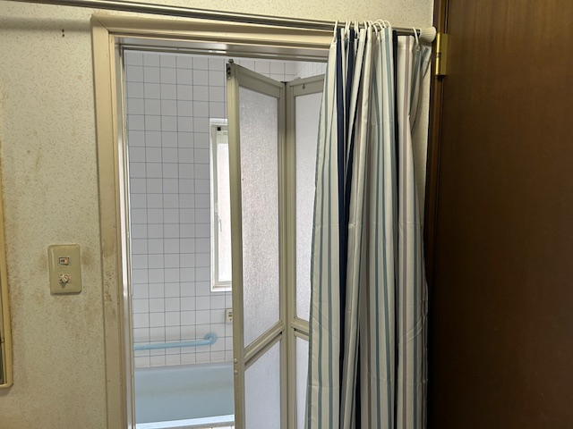 さくらエステート 大牟田店の浴室ブラインド＆素敵なトイレリフォーム　（お客様のセンスが光る内装クロス仕上げ）の施工前の写真3