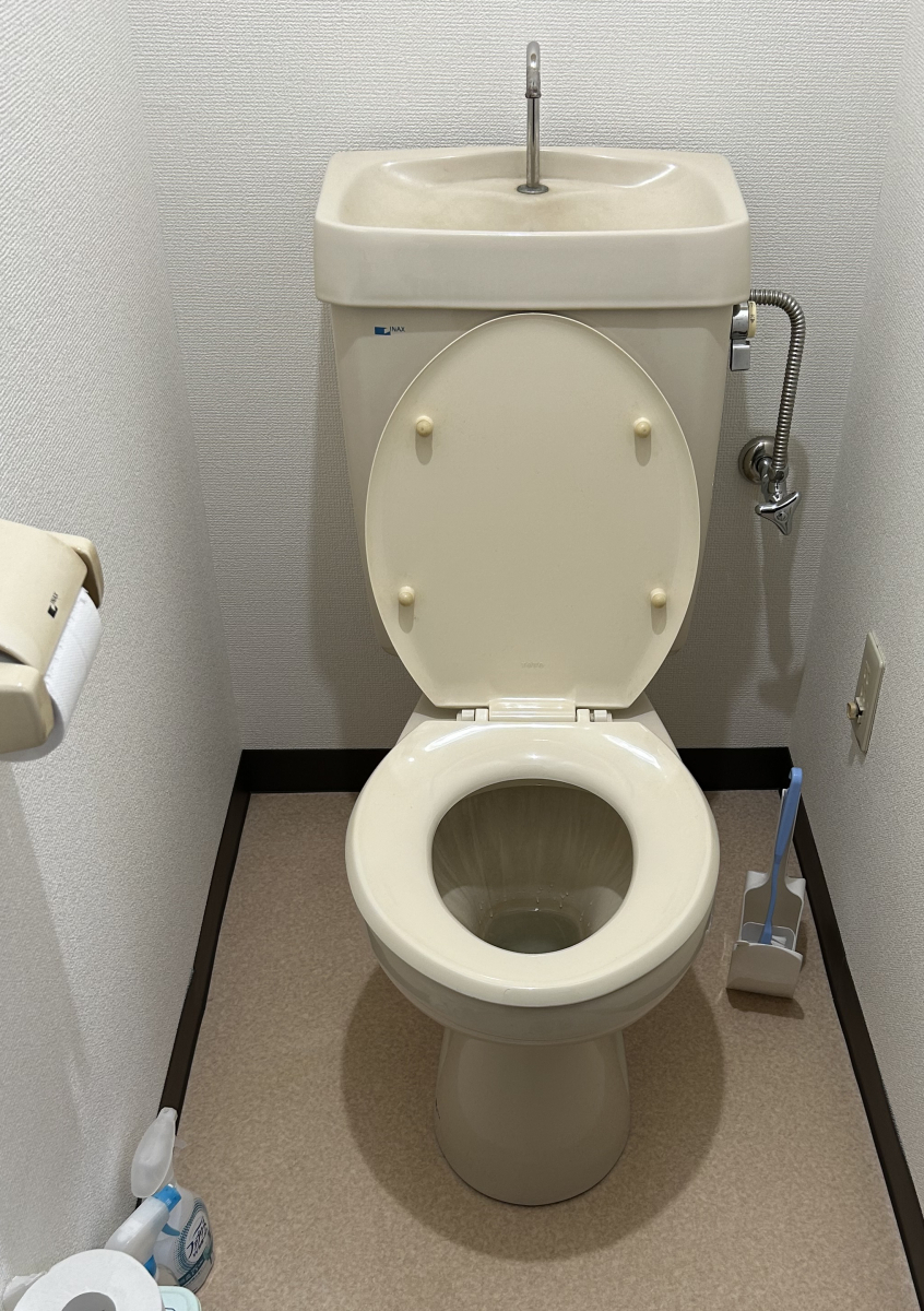 さくらエステート 大牟田店の条件が整えば約2時間でトイレも新品！　便座もあったか！(^^♪の施工前の写真1