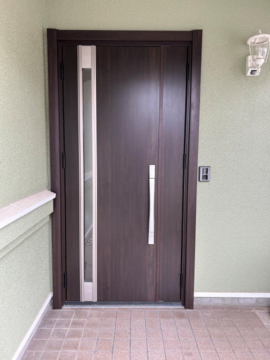 さくらエステート 大牟田店の木製玄関ドアがリシェント玄関ドアに変身！！の施工後の写真1