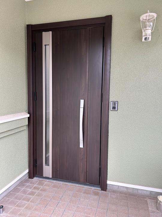 さくらエステート 大牟田店の木製玄関ドアがリシェント玄関ドアに変身！！の施工後の写真2