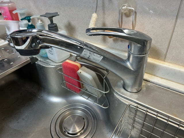 さくらエステート 大牟田店の手をかざすだけの簡単操作。キッチン用タッチレス水栓へ取替の施工前の写真1
