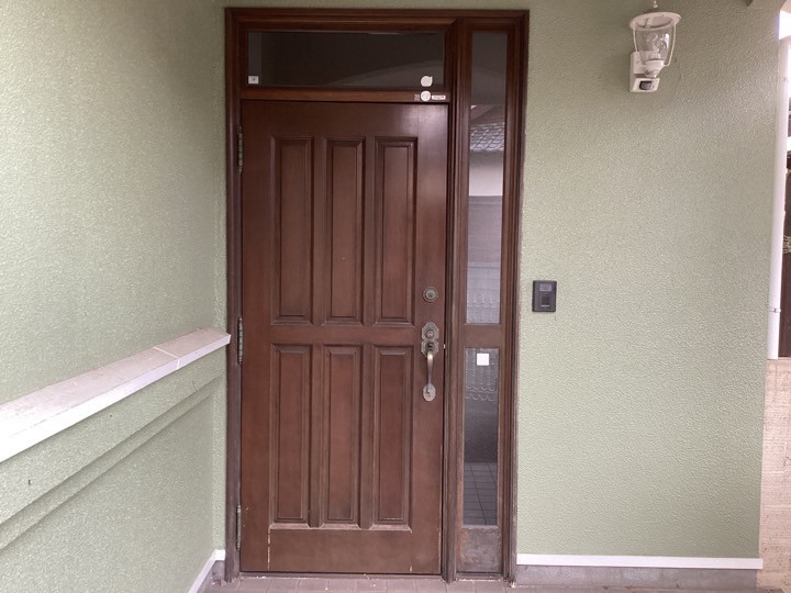さくらエステート 大牟田店の木製玄関ドアがリシェント玄関ドアに変身！！の施工前の写真1
