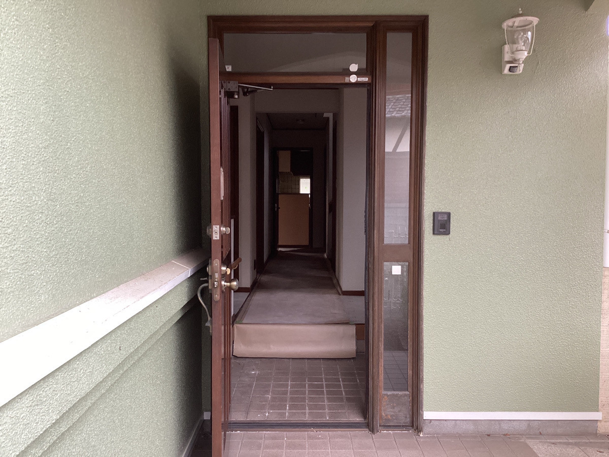 さくらエステート 大牟田店の木製玄関ドアがリシェント玄関ドアに変身！！の施工前の写真2