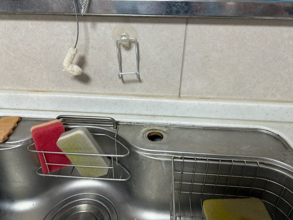 さくらエステート 大牟田店の手をかざすだけの簡単操作。キッチン用タッチレス水栓へ取替の施工前の写真3