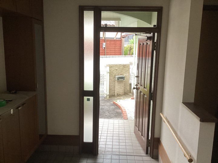 さくらエステート 大牟田店の木製玄関ドアがリシェント玄関ドアに変身！！の施工前の写真3