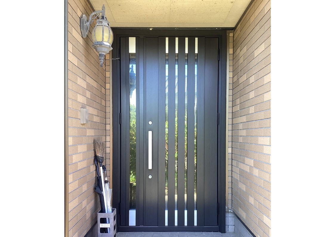 さくらエステート 大牟田店の古くなった玄関ドアを新しくしたい！　替えるなら、断熱仕様が良いですよ！の施工後の写真1