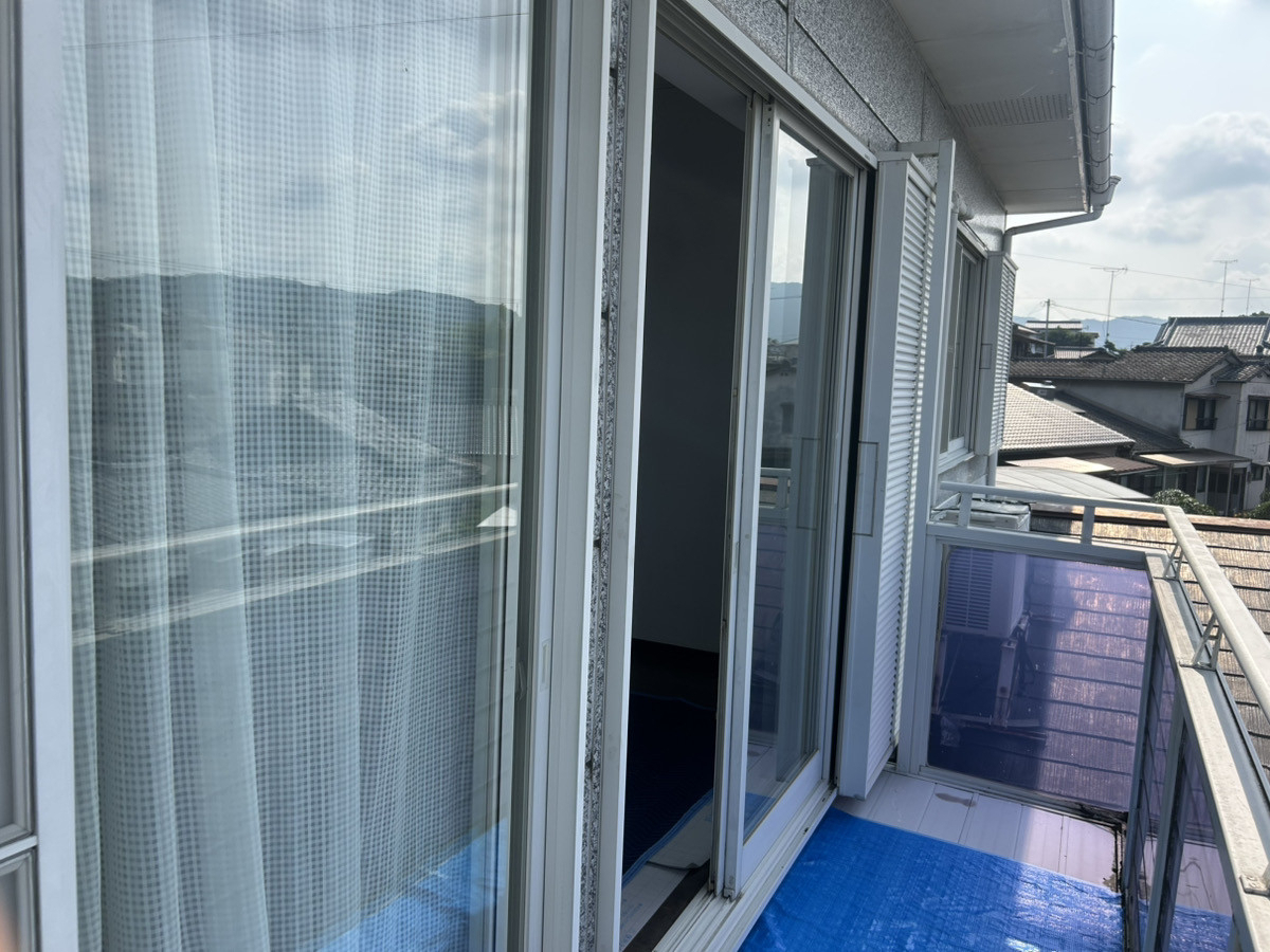 さくらエステート 大牟田店の隙間がなくなることで気密性が高まり、快適な空間への施工前の写真1