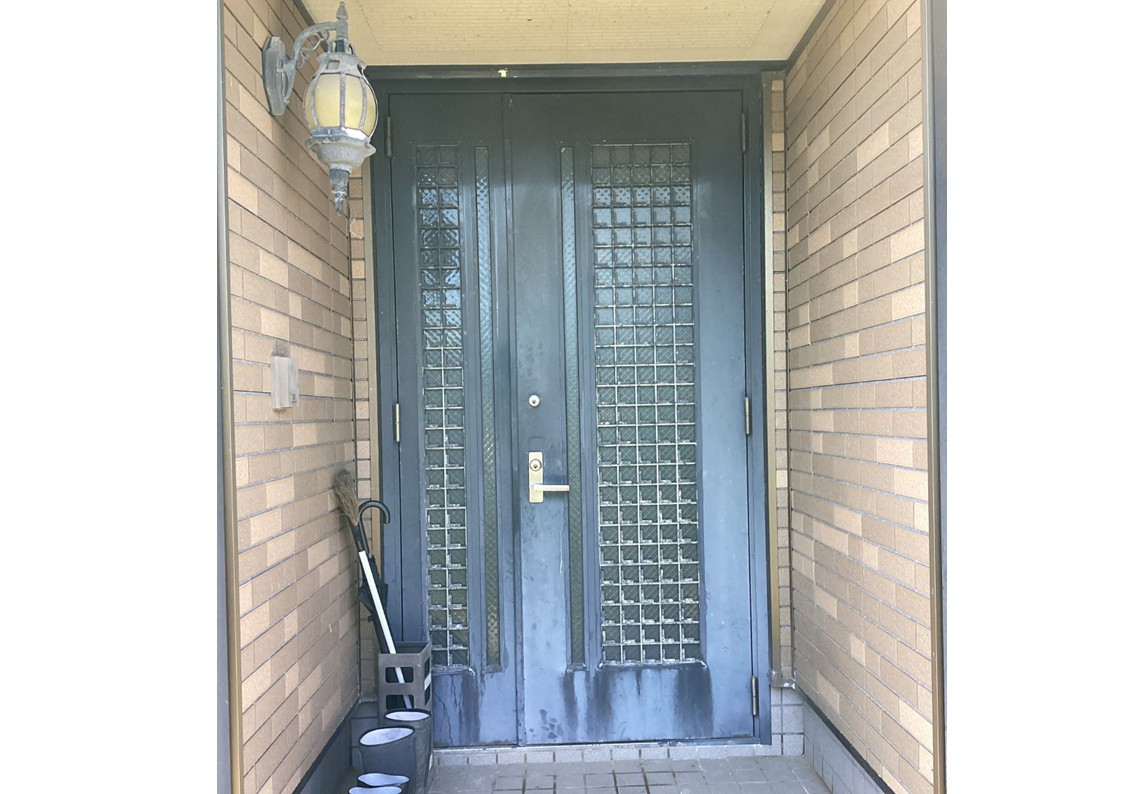 さくらエステート 大牟田店の古くなった玄関ドアを新しくしたい！　替えるなら、断熱仕様が良いですよ！の施工前の写真1