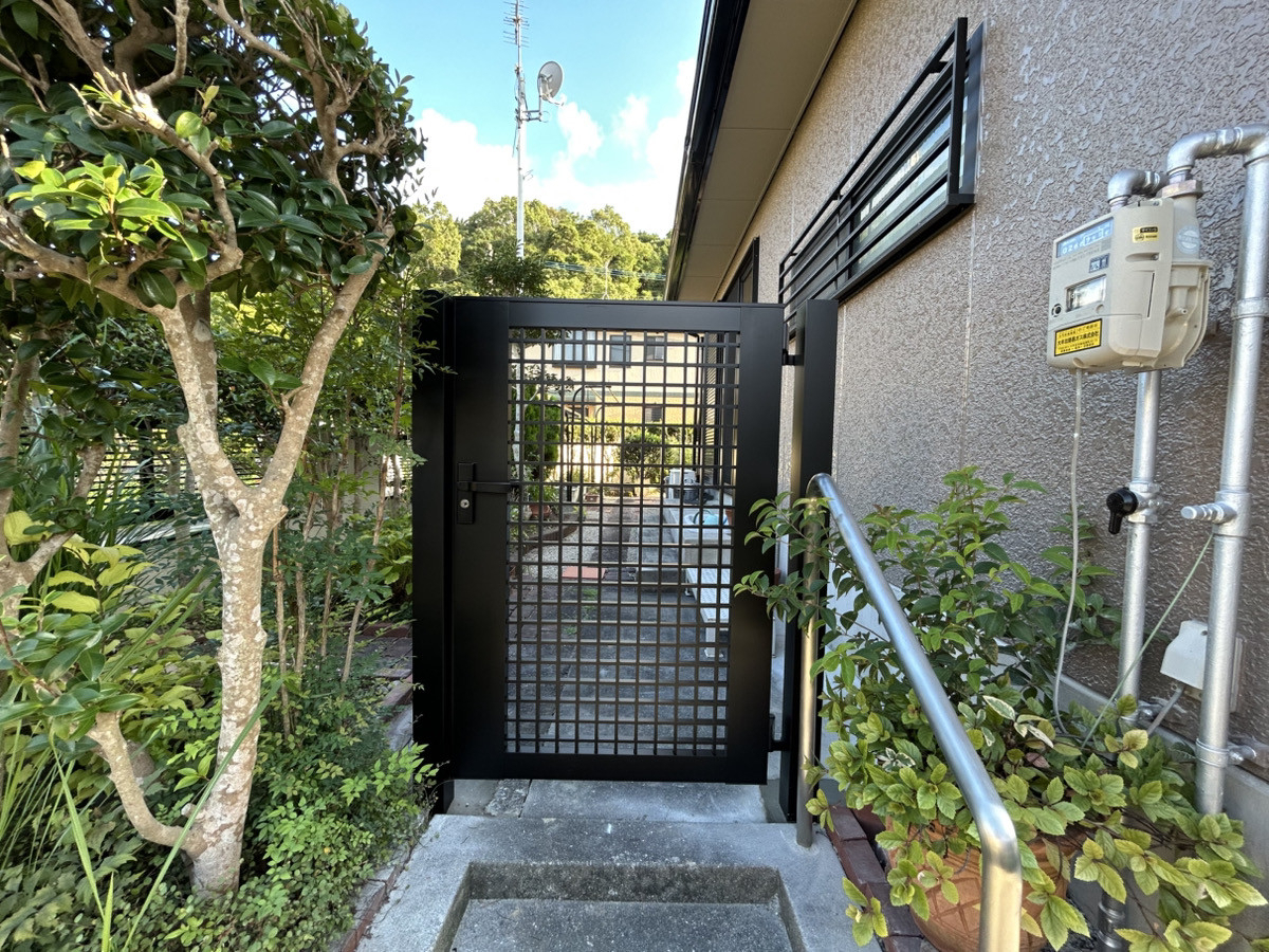 さくらエステート 大牟田店の防犯も兼ねて門扉を施工させて頂きました。の施工後の写真1
