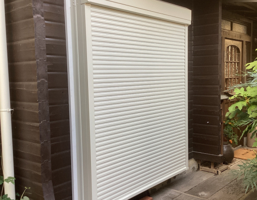 さくらエステート 大牟田店の【これで台風も安心】壊れて動かない雨戸を新しく交換の施工後の写真1
