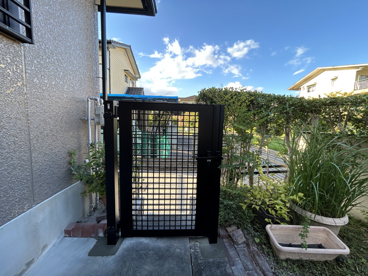 さくらエステート 大牟田店の防犯も兼ねて門扉を施工させて頂きました。の施工後の写真2