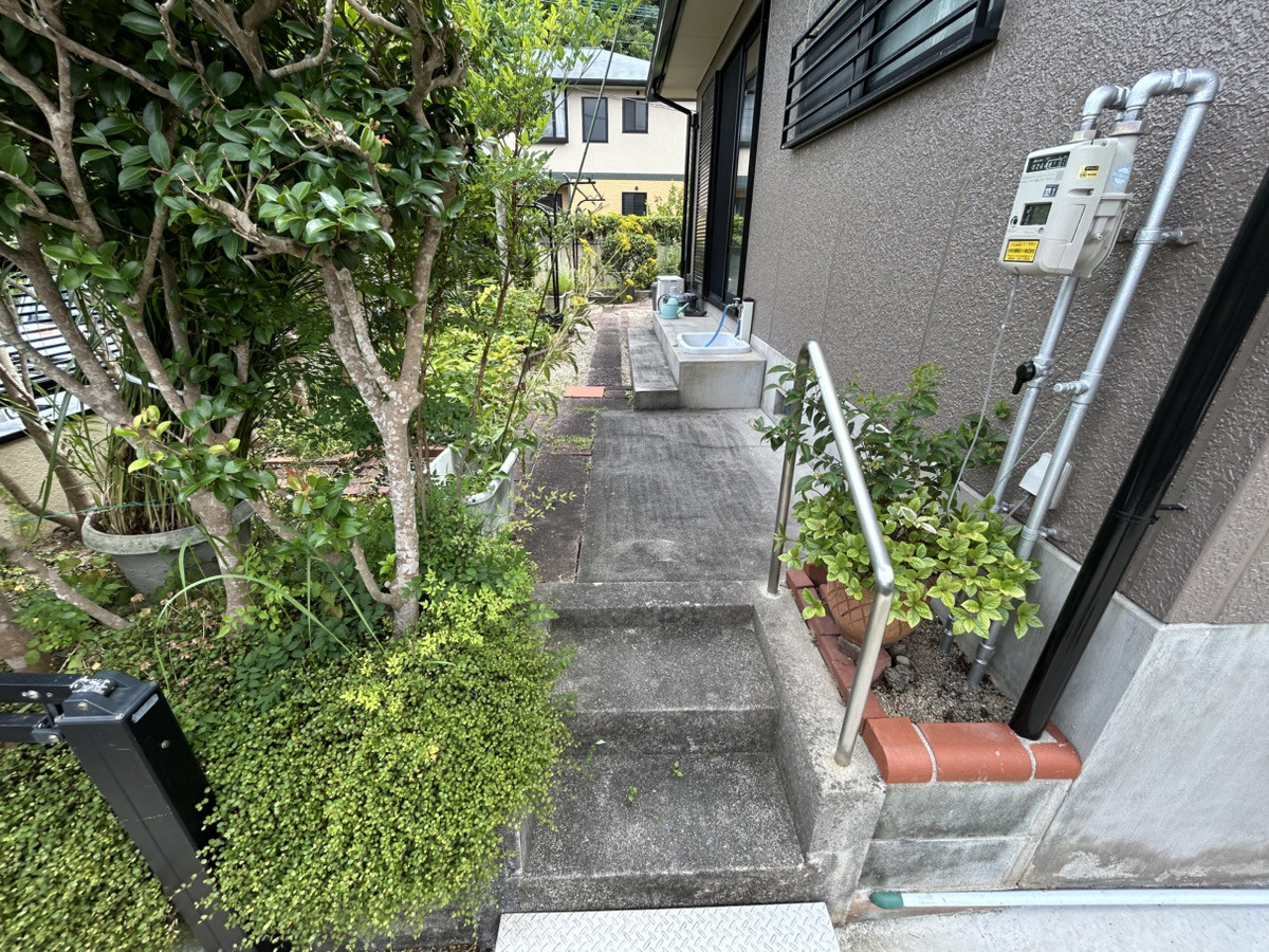 さくらエステート 大牟田店の防犯も兼ねて門扉を施工させて頂きました。の施工前の写真1