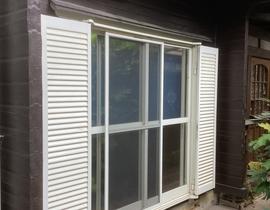 さくらエステート 大牟田店の【これで台風も安心】壊れて動かない雨戸を新しく交換の施工前の写真1