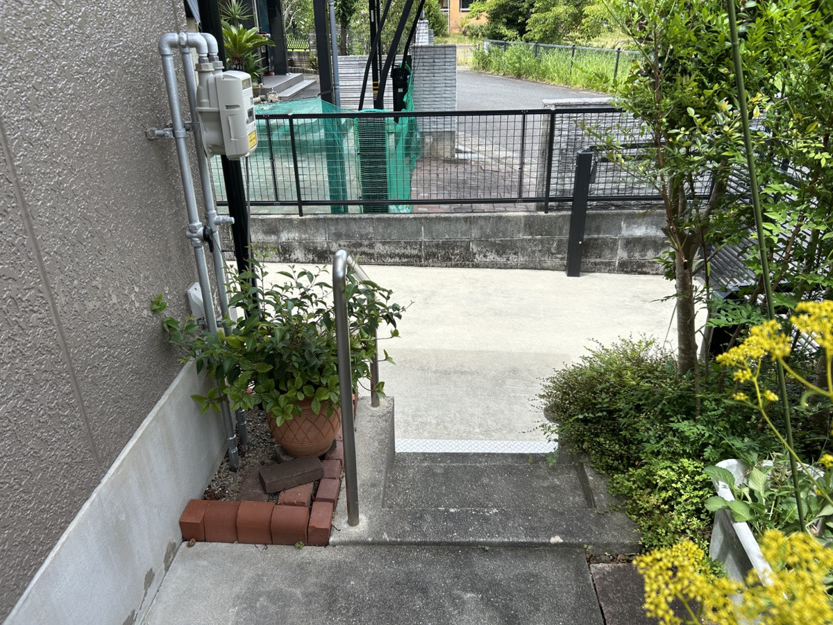 さくらエステート 大牟田店の防犯も兼ねて門扉を施工させて頂きました。の施工前の写真2